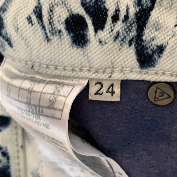 Stone Washed Jean Guess Shorts - Picture 6 of 6